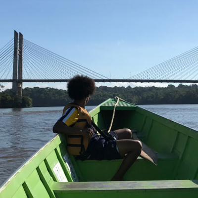 Un homme dans une pirogue sur un fleuve guyanais?