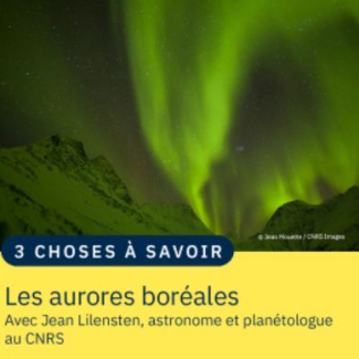 Photographie d'une aurore boréale verte