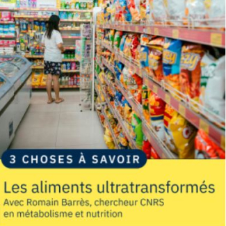 Photographie d'une allée de supermarché remplie d'aliments ultratransformés