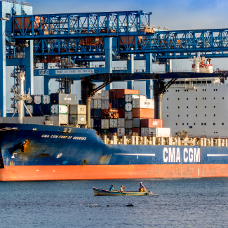 Un navire de l'armateur CMA-CGM se trouve à quai dans le Grand Port Maritime de la Martinique.