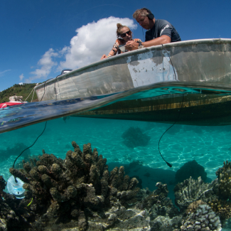 des chercheurs sur un bateau