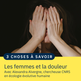 Une femme tient sa tête dans ses mains