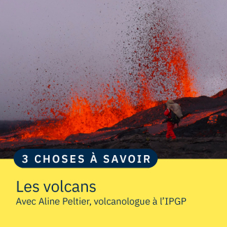 Un chercheur fait des prélèvement lors d'une éruption du volcan du Piton de la Fournaise, à la Réunion