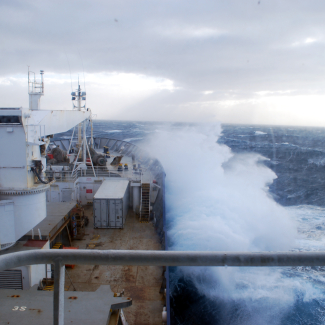 Le Marion Dufresne naviguant dans l’océan Austral en 2011