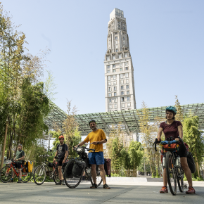 L'équipe fait étape à Amiens, au pied de la Tour Perret