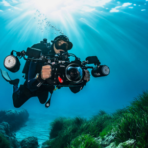 Greg Lecoeur, photographe, dans la Méditerranée avec son appareil photo