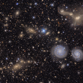 fond noir, nombreux objets brillants éparpillés (étoiles, galaxies, nébuleuses etc.)
