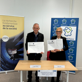 Signature de la convention par Antoine Petit, PDG du CNRS, et Valérie Six, Conseillère régionale déléguée à l'innovation de la Région Hauts-de-France