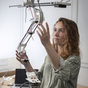 Une chercheuse manipule un bras articulé