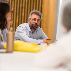Guillaume Stahl, General Delegate of the network, surrounded by other CNRS alumni on 26 September 2025.