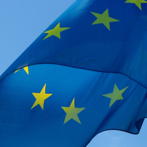 drapeau européen flottant dans le vent