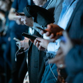 Un groupe de personnes consultant leur téléphone