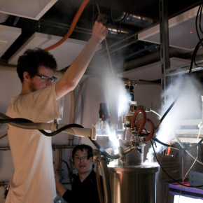 Inserting a transfer rod into a cryostat to transfer liquid helium