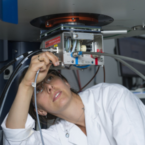 Connecting the optical fibre to an NMR probe