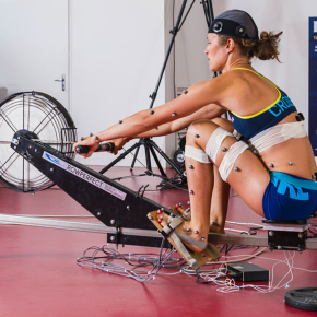 Sportive équipée de capteurs pour enregistrer ses mouvements en pratiquant l'aviron