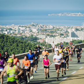 Peloton de sportifs participant à la course Marseille-Cassis