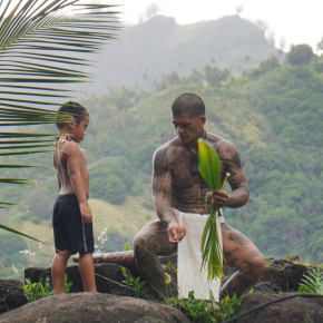 Transmettre les gestes, 150 ans après l'oubli. Moment de partage entre Cyril Tauhiro et son fils Nanakatoua, dans le village de Hapatoni, sur l’île de Tahuata, aux îles Marquises.