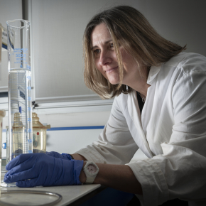 Une femme filtre de l'eau prélevée dans une rivière