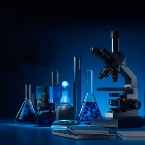 Microscopes sur fond bleu