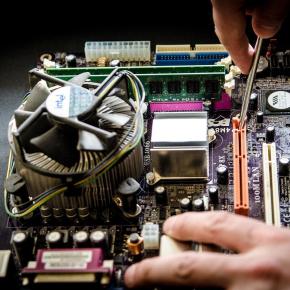 Une personne démonte un circuit électronique