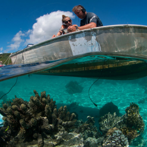Des scientifique sur un bateau effectuant le relevé des signatures sonores d’un récif corallien dans le lagon de Moorea, en Polynésie française.