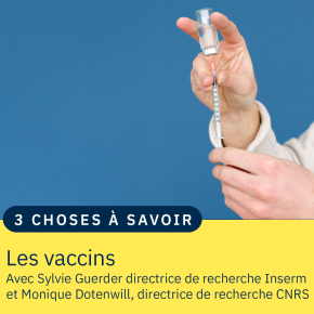 des mains tiennent une seringue