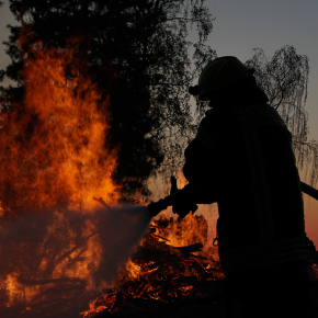 Un pompier éteint un incendie