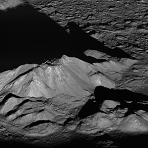 surface de la Lune, vue du sol d'une petite butte et de son ombre