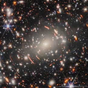 image du télescope James Webb, nombreuses étoiles et galaxies visibles, effet d'anneau de part et d'autre qui étire les images de certains objets
